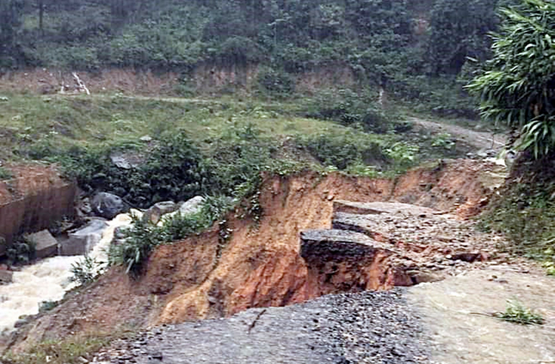 Gần 3.000 người dân xã Trà Leng bị cô lập do sạt lở -0