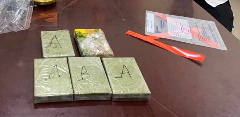 Đang giao dịch 5 bánh heroin và 6.000 viên MTTH, hai đối tượng bị 