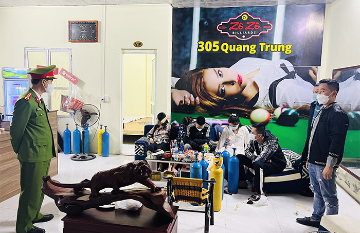 Bắt giữ nhóm đối tượng tổ chức sử dụng trái phép ma tuý và bóng cười  -0