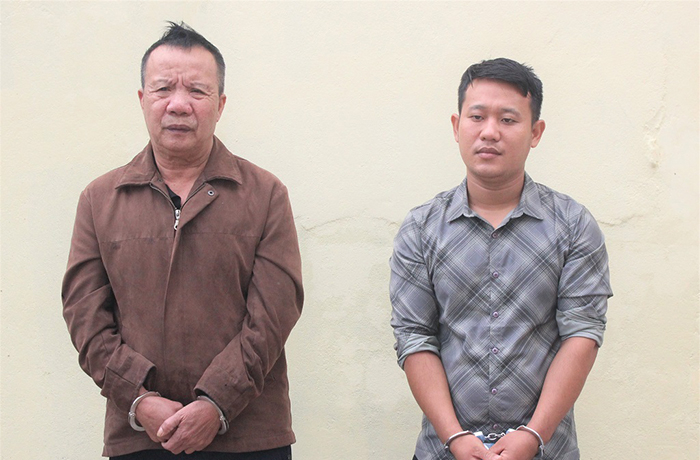 Gặp nhau ở chợ cá,  đôi bạn bàn nhau buôn thuốc nổ -0