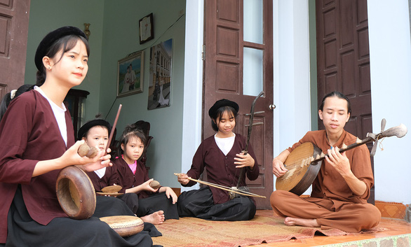 Sà vào chiếu xẩm chợ Lồng -0