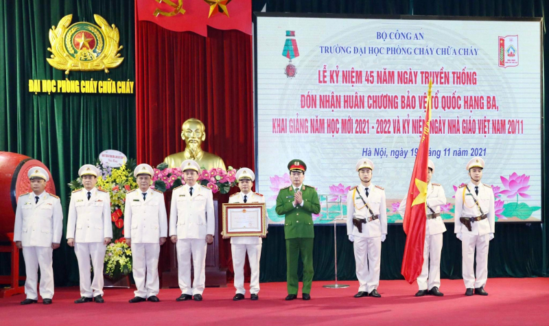 Trường Đại học PCCC kỷ niệm 45 năm Ngày truyền thống và đón nhận Huân chương Bảo vệ Tổ quốc -0