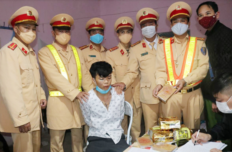 Bắt quả tang hành khách mang 3 bánh heroin và 3 kg ma túy đá lên xe -0