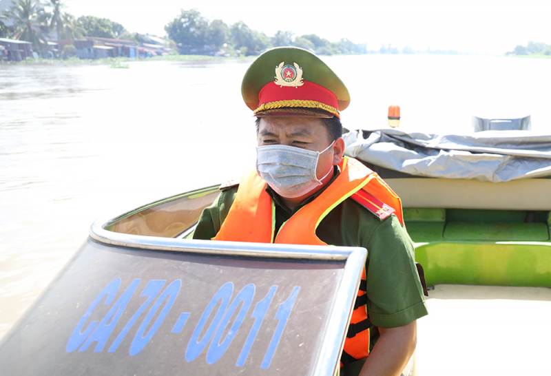 Trung úy Cảnh sát dũng cảm cứu nam thanh niên dưới dòng sông chảy xiết -0