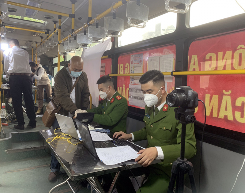 Theo chân cán bộ Công an quận Long biên cấp căn cước lưu động cho người dân bằng xe buýt -0