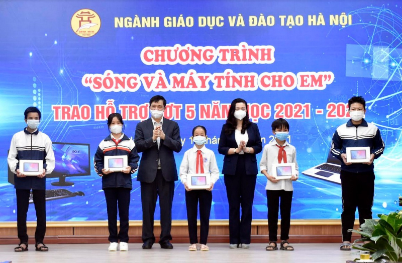 Some 7,000 electronic devices for online learning donated to poor students in Hanoi -0