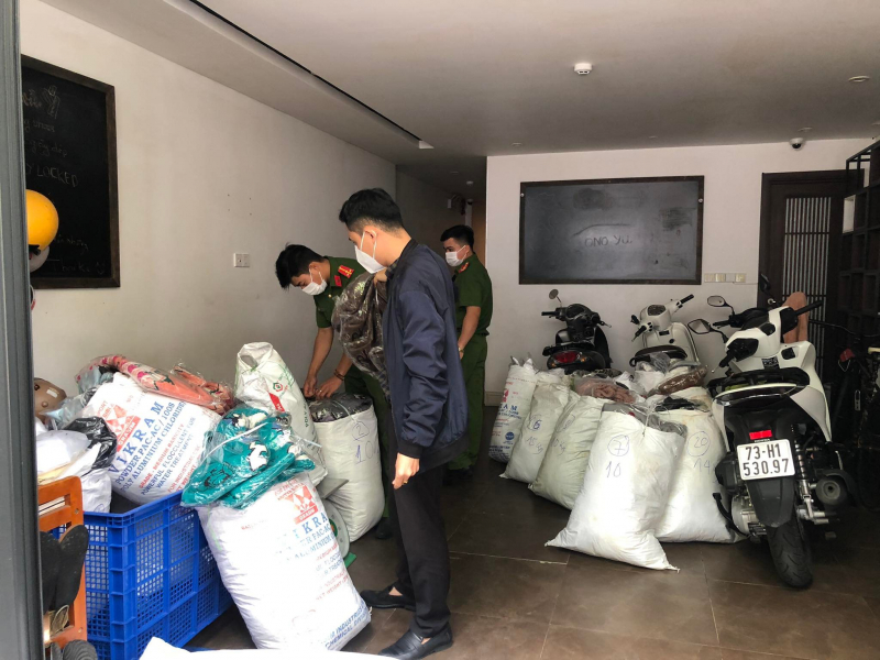 Đà Nẵng: Bắt giữ lô hàng gần 2 tấn quần áo nhập lậu không rõ nguồn gốc xuất xứ. -6