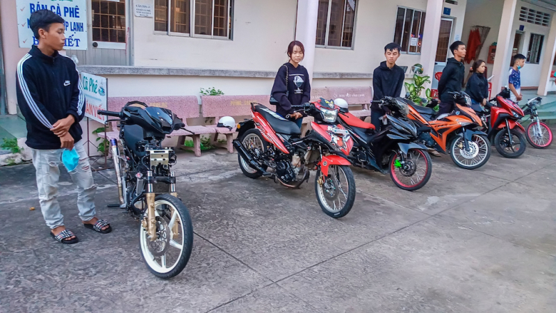 Công an Vĩnh Long bắt nhóm thanh niên đua xe trên quốc lộ 1 -0