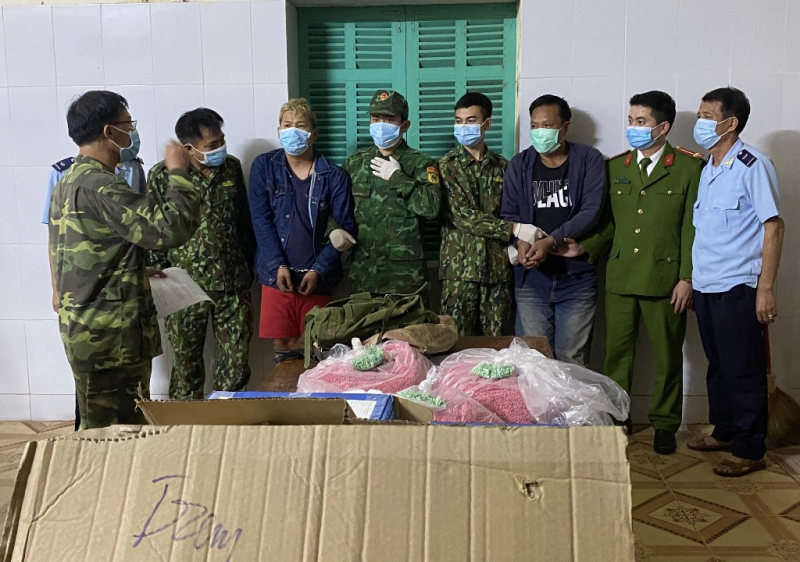 Hai đối tượng gùi hơn 304.000 viên ma túy tổng hợp  -0