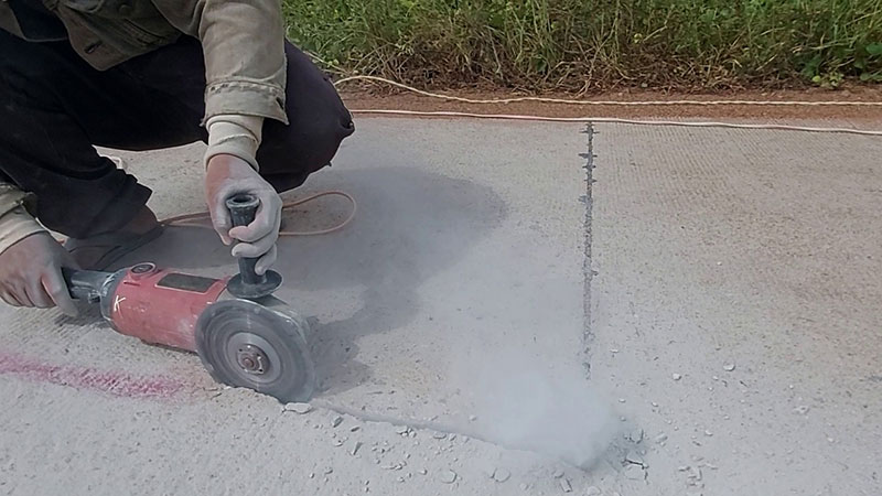 Vừa làm chưa bàn giao, đường bêtông 70 tỷ đồng đã phải sửa chữa, chắp vá -0