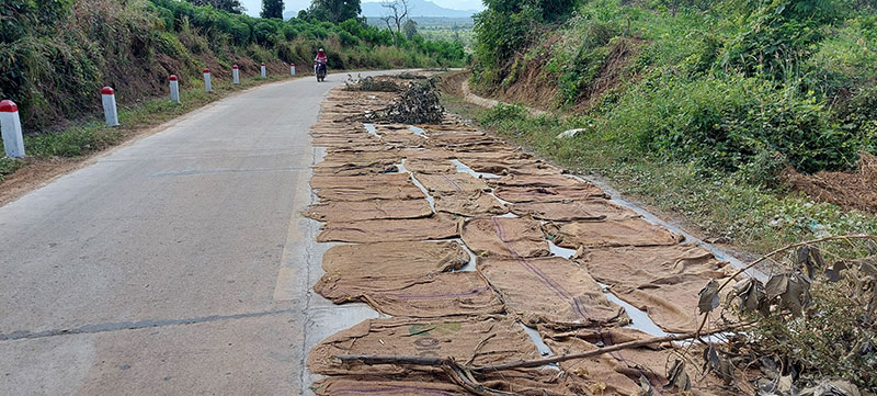 Vừa làm chưa bàn giao, đường bêtông 70 tỷ đồng đã phải sửa chữa, chắp vá -0