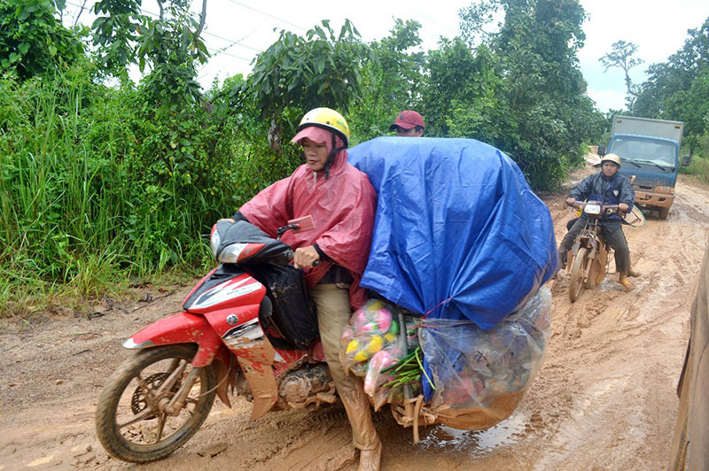 Vừa làm chưa bàn giao, đường bêtông 70 tỷ đồng đã phải sửa chữa, chắp vá -0