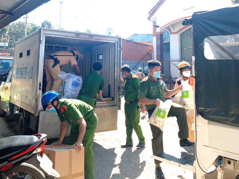 Công an huyện tích cực hỗ trợ người dân khu phong tỏa do COVID-19 -0