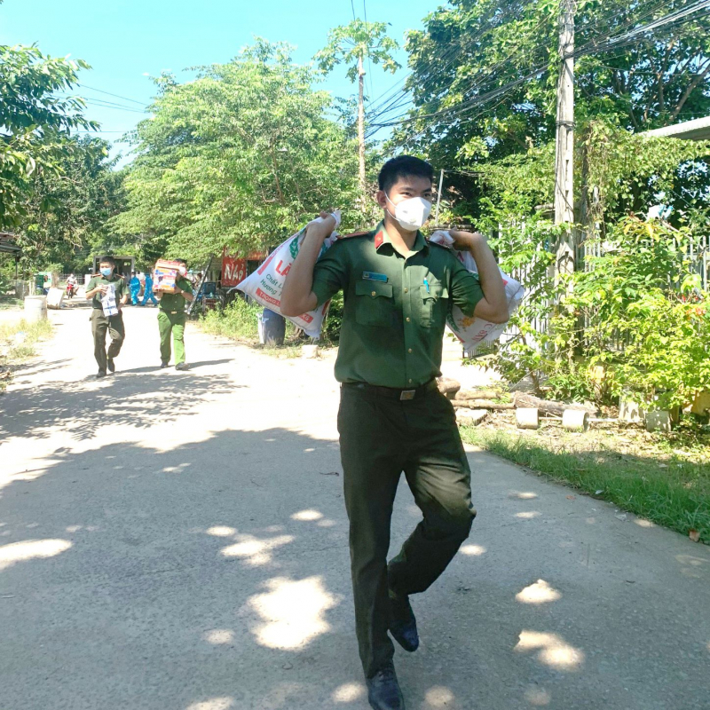 Công an huyện tích cực hỗ trợ người dân khu phong tỏa do COVID-19 -0