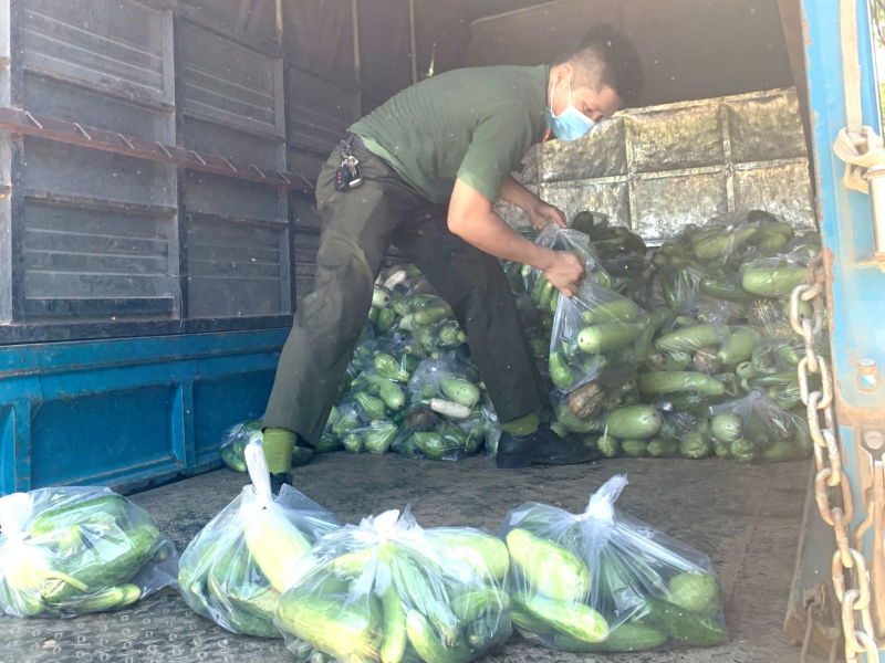 Công an huyện tích cực hỗ trợ người dân khu phong tỏa do COVID-19 -1