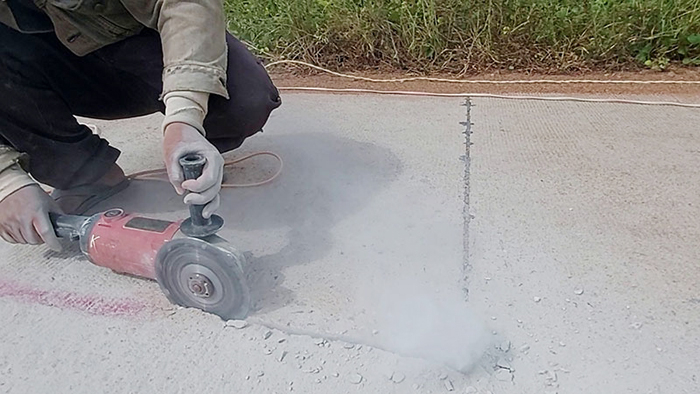 Kiểm tra, làm rõ phản ánh đường bêtông 70 tỷ đồng vừa làm đã hư hỏng -1