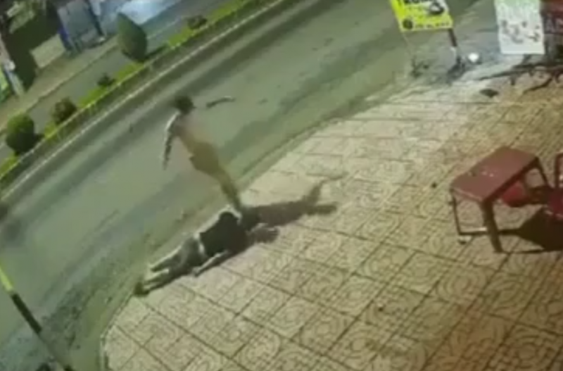 Rùng mình cảnh nam thanh niên bị tấn công, dội nước sôi vào người -0