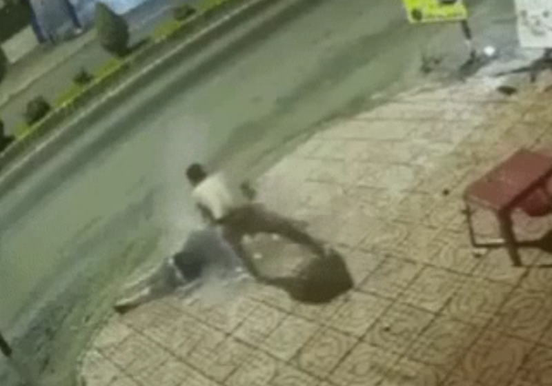 Rùng mình cảnh nam thanh niên bị tấn công, dội nước sôi vào người -0