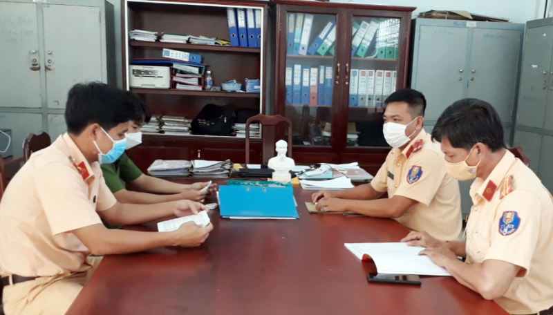 Tổ tuần tra giao thông kịp thời hỗ trợ sản phụ đến bệnh viện cấp cứu -0