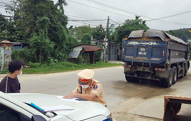 Kiên quyết xử lý sai phạm trong hoạt động khai thác, vận chuyển cát, sỏi xây dựng -0