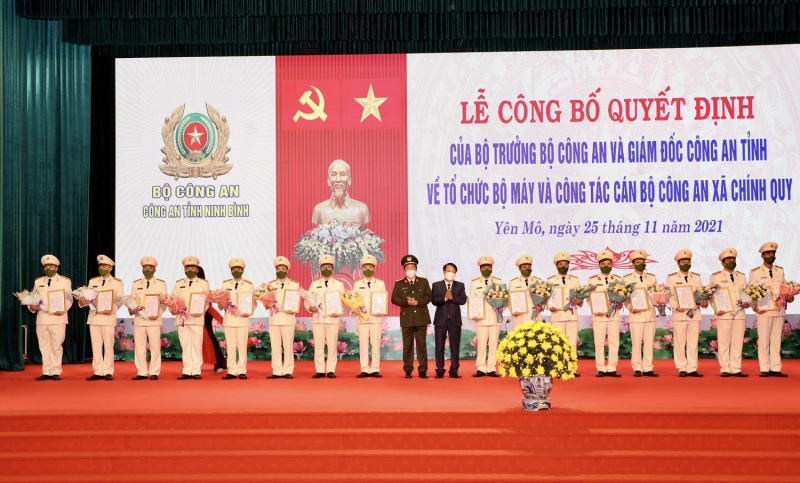 Công bố Quyết định của Bộ trưởng Bộ Công an về công tác cán bộ Công an xã chính quy ở Ninh Bình -0