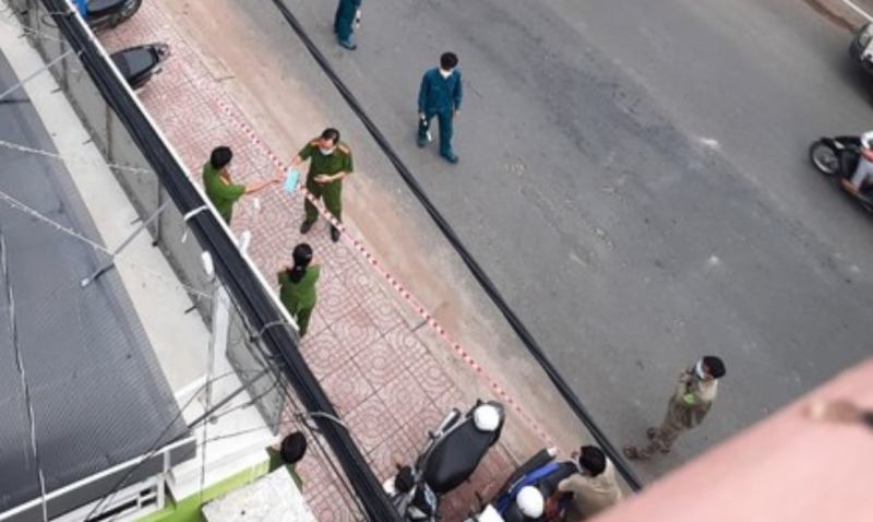Sát hại vợ rồi gọi điện cho gia đình đến nhà nghỉ đón con về nuôi dùm -1