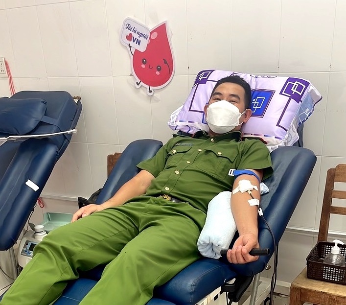 Anh Cảnh sát khu vực và hành trình 11 năm đi hiến máu tình nguyện -0