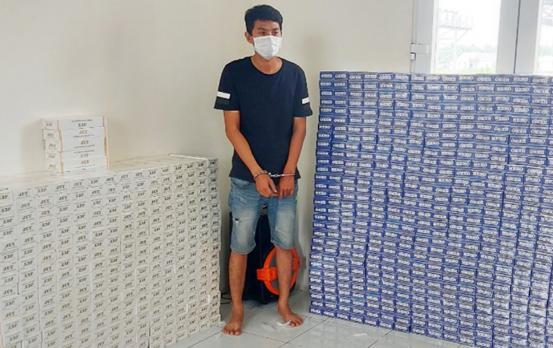 Tài xế xe tải ngụy trang thuốc lá lậu trong thùng khẩu trang -0