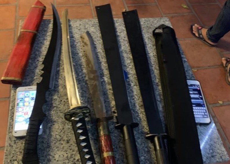 Ngăn hàng chục đối tượng tụ tập chuẩn bị hung khí đi giải quyết mâu thuẫn -1