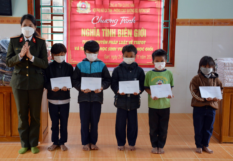 Ấm áp nghĩa tình nơi vùng cao biên giới -0