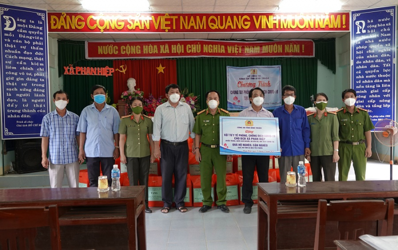  Thăm và tặng quà vùng đồng bào dân tộc thiểu số bị ảnh hưởng do dịch bệnh -0