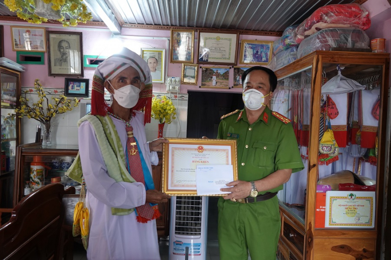  Thăm và tặng quà vùng đồng bào dân tộc thiểu số bị ảnh hưởng do dịch bệnh -0