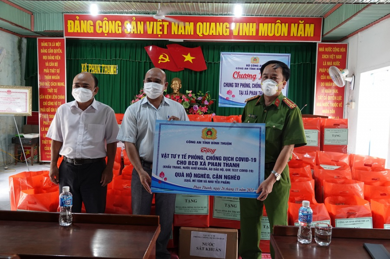  Thăm và tặng quà vùng đồng bào dân tộc thiểu số bị ảnh hưởng do dịch bệnh -0