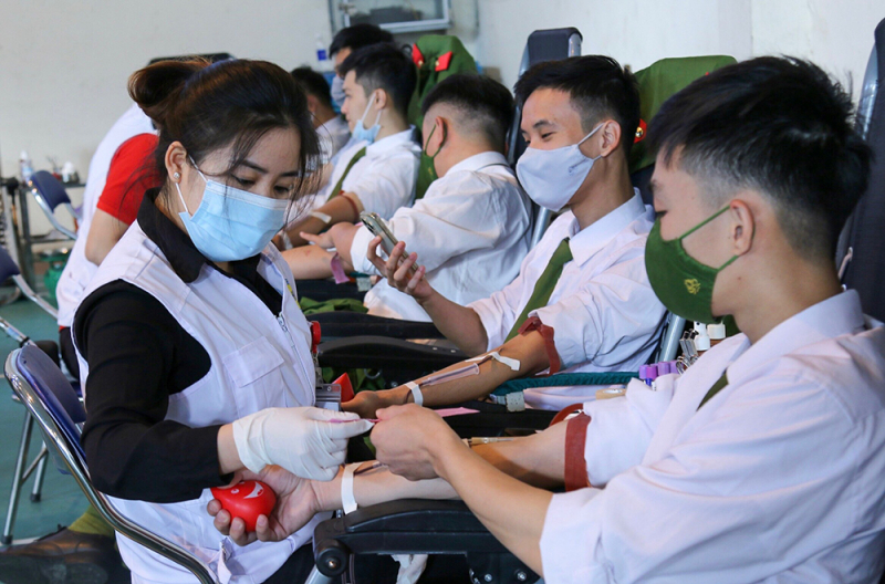 Hơn 1.000 CBCS tham gia hiến tặng hơn 800 đơn vị máu -0