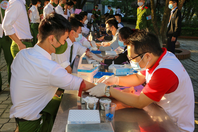Hơn 1.000 CBCS tham gia hiến tặng hơn 800 đơn vị máu -1