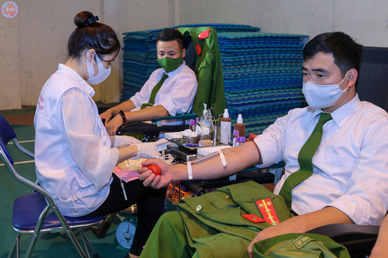 Hơn 1.000 CBCS tham gia hiến tặng hơn 800 đơn vị máu -2