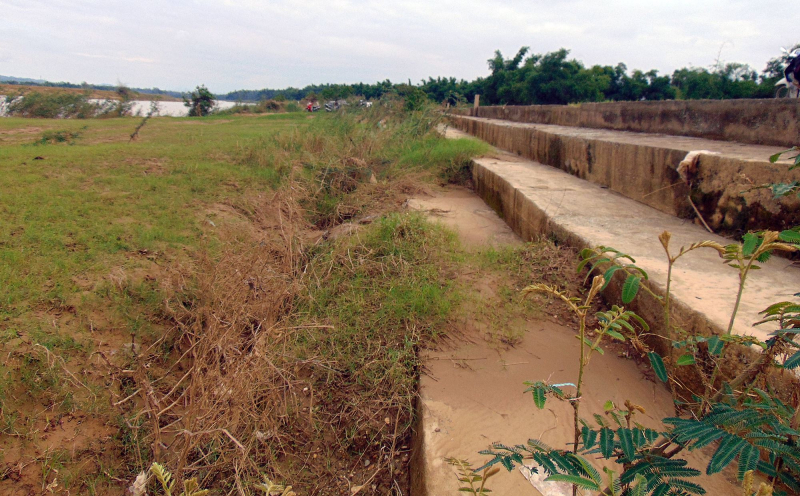 Xói lở âm bờ kè sông Vu Gia, đe dọa an toàn của 500 hộ dân -0