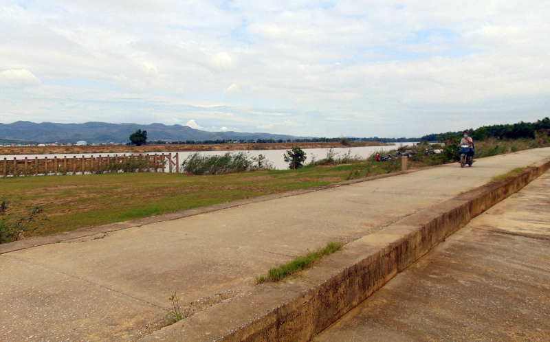 Xói lở âm bờ kè sông Vu Gia, đe dọa an toàn của 500 hộ dân -0