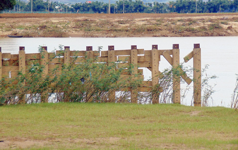 Xói lở âm bờ kè sông Vu Gia, đe dọa an toàn của 500 hộ dân -0