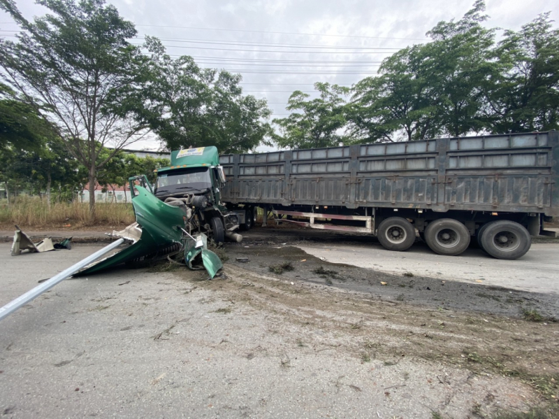 Tránh xe máy sang đường, xe đầu kéo mất lái tông vào cột đèn khiến tài xế bị thương -0