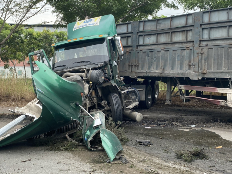 Tránh xe máy sang đường, xe đầu kéo mất lái tông vào cột đèn khiến tài xế bị thương -0
