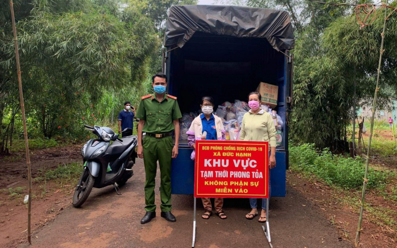 Cán bộ chiến sĩ Công an kịp thời hỗ trợ người dân trong khu bị phong tỏa -0