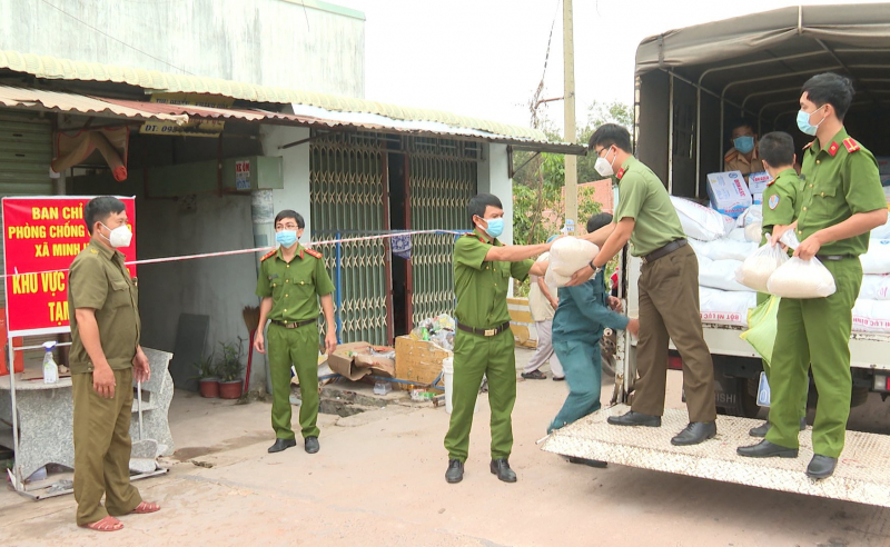 Cán bộ chiến sĩ Công an kịp thời hỗ trợ người dân trong khu bị phong tỏa -0