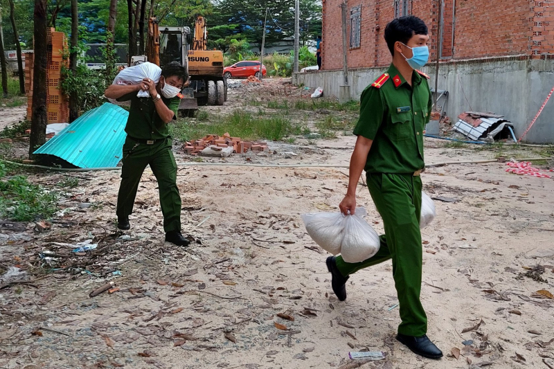 Cán bộ chiến sĩ Công an kịp thời hỗ trợ người dân trong khu bị phong tỏa -0