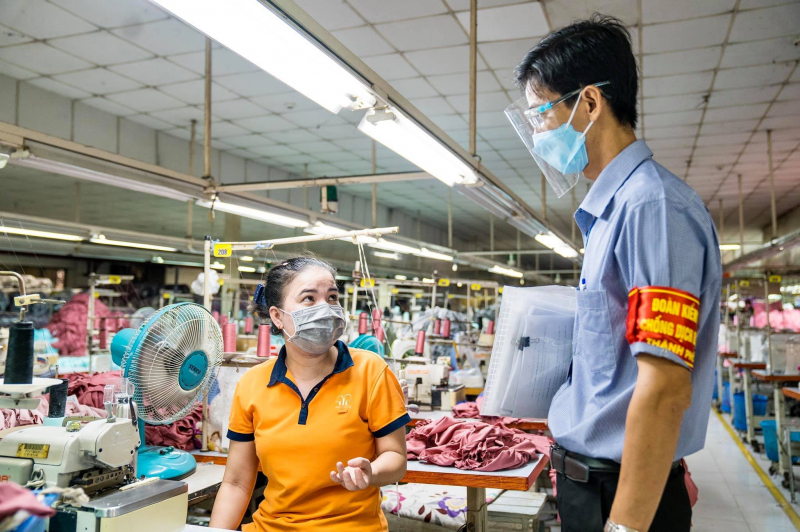 Các cơ sở lao động phải tổ chức xét nghiệm COVID-19 cho công nhân -0