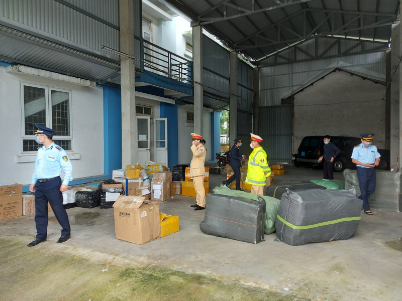 CSGT bắt giữ xe khách giường nằm chở số lượng lớn hàng hóa nhập lậu -0
