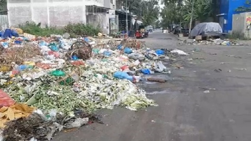 Rác chợ ngập ngụa, ruồi bọ tràn vào nhà dân -0