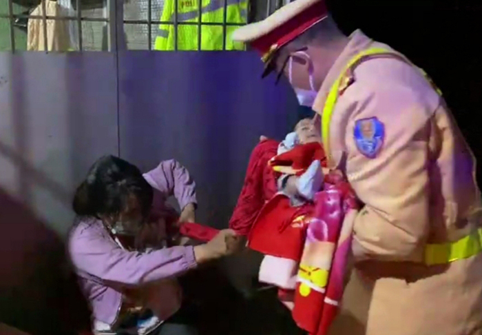 CSGT  Đắk Nông hỗ trợ đưa mẹ con cháu bé hơn 1 tháng tuổi về nhà trong đêm mưa -0