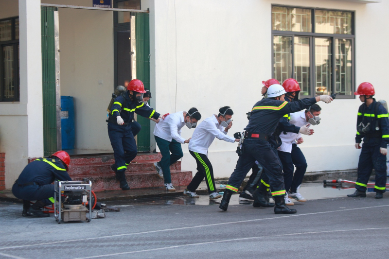 Hơn 100 cán bộ, chiến sĩ tham gia diễn tập ứng phó với biến đổi khí hậu, phòng chống thiên tai và tìm kiếm cứu nạn -2
