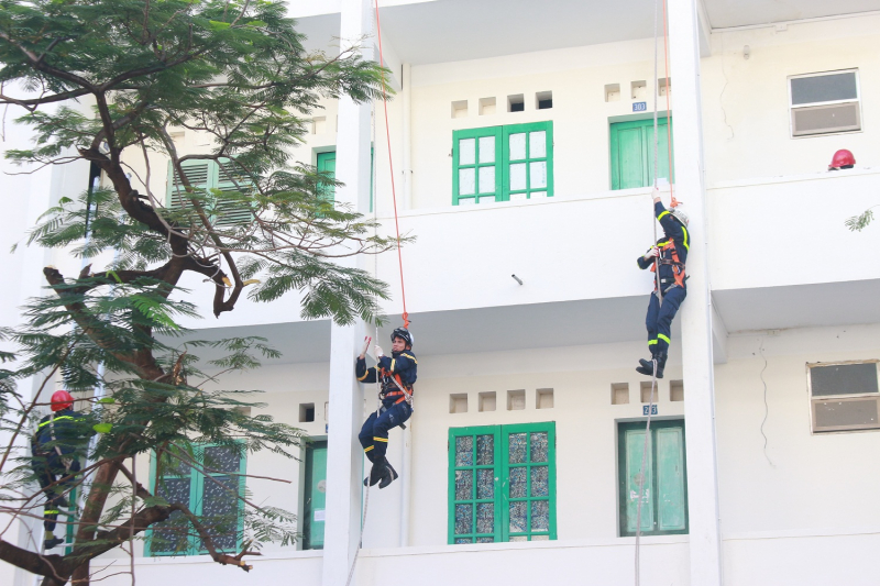 Hơn 100 cán bộ, chiến sĩ tham gia diễn tập ứng phó với biến đổi khí hậu, phòng chống thiên tai và tìm kiếm cứu nạn -1